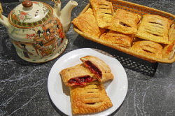 Слойки домашние с вишней